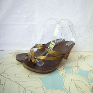 Yin Anthropologie Gold Leather Toe Loop Sandal 40